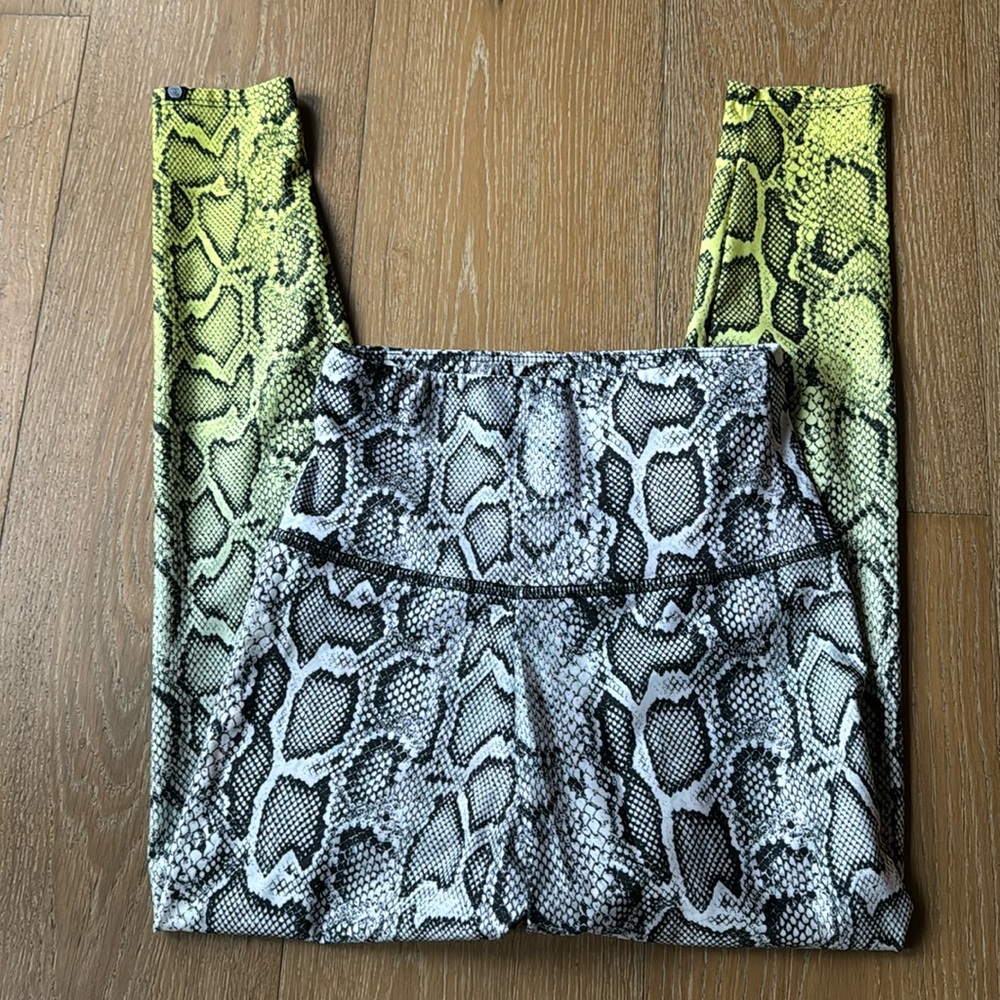 Onzie athletic/active pants, snake print with ombré color pattern size Small